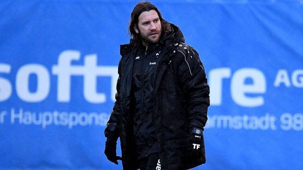 
                <strong>2016/17 Torsten Frings bei Darmstadt 98</strong><br>
                Im Januar 2017 trat Frings in Darmstadt seinen ersten Job als Cheftrainer an, stieg mit den Lilien aber als Letzter ab. Den Neuanfang in der 2. Bundesliga wagte der Klub dennoch mit Frings. Als der Verein nach Ende der Hinrunde allerdings auf Tabellenplatz 16 stand, erfolgte die Entlassung.
              