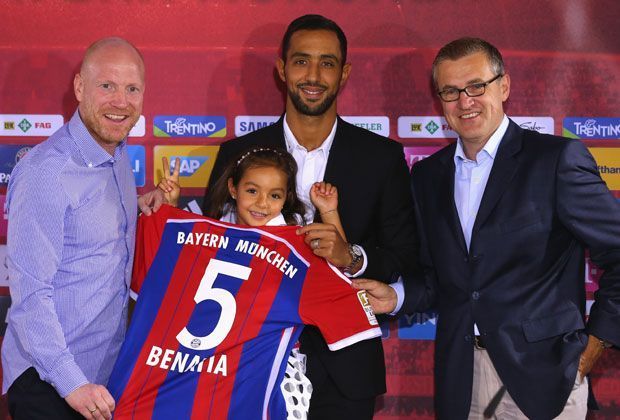 
                <strong>Die Vorstellung von Mehdi Benatia</strong><br>
                Zusammen mit seiner Tochter, Sportvorstand Matthias Sammer und Finanzvorstand Jan-Christian Dreesen posiert der 27-Jährige mit seinem neuen Trikot, das mit der Rückennummer fünf versehen ist.
              