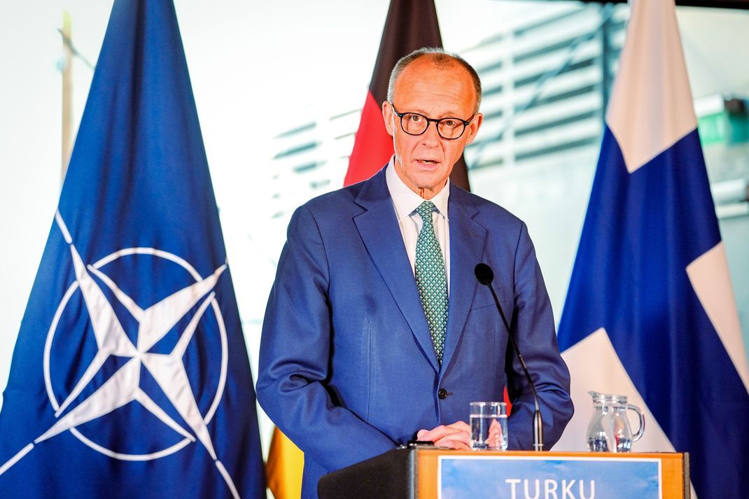 Bundeskanzler Friedrich Merz (CDU) gibt nach einem gemeinsamen Treffen mit dem finnischen Ministerpräsidenten eine Pressekonferenz.