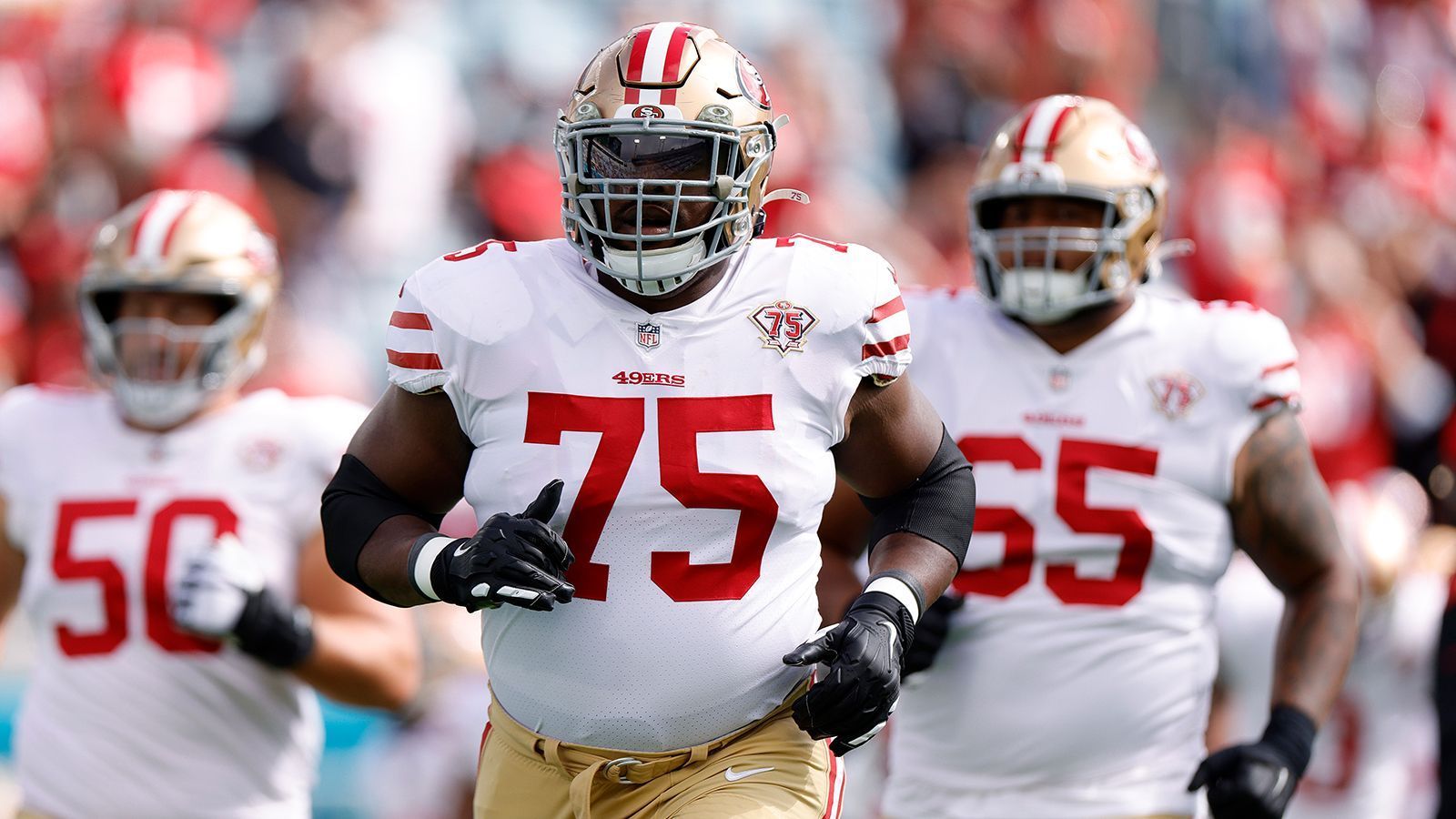 
                <strong>San Francisco 49ers: Laken Tomlinson</strong><br>
                Besonders als Laufblocker konnte Guard Laken Tomlinson in den vergangenen Spielzeiten auf sich aufmerksam machen. Der 30-Jährige räumte immer wieder Wege für die Ballträger frei, in der Pass Protection ließ er lediglich zwei Sacks zu. Besonders für einen jungen Quarterback (und allem Anschein nach wird Trey Lance das Zepter übernehmen) ist eine gute Offensive Line wichtig. Tomlinson sollte für die 49ers ganz oben auf der Prioritäts-Liste stehen.
              