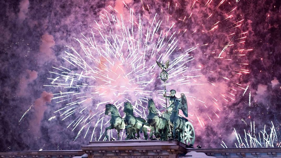 Solch ein Feuerwerk wird es in diesem Jahr nicht überall mehr geben. Zum Schutz vor Brand verbieten mehrere Kommunen das Zünden von Feuerwerkskörpern. Auch der Erwerb wird in diesem Jahr schwieriger, da nicht mehr jede mögliche Verkaufsstelle Böller anbietet.