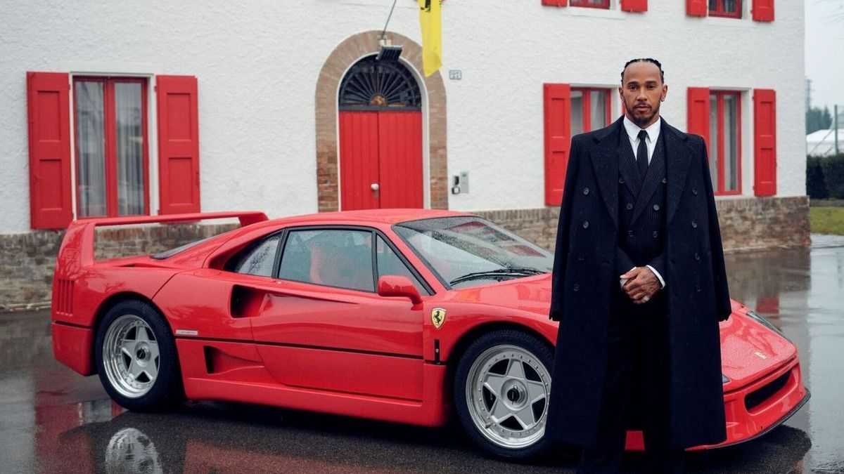 Lewis Hamilton posiert mit einem Ferrari F40 in Maranello