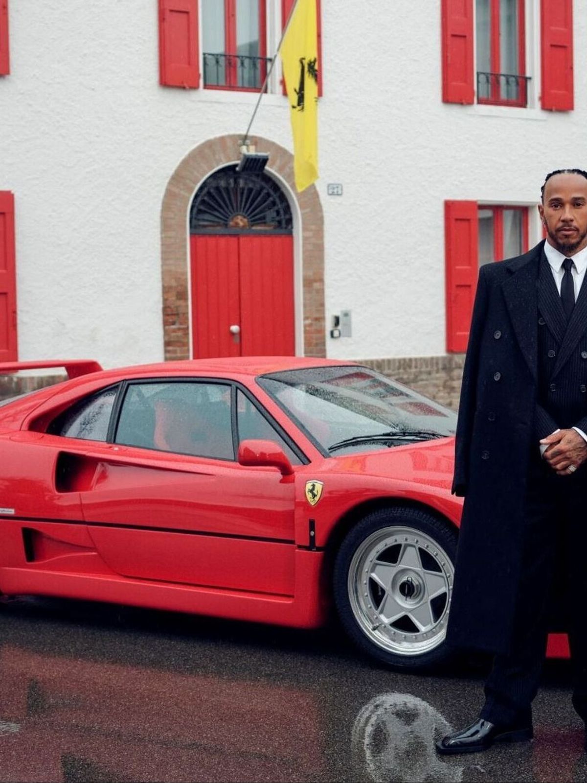 Lewis Hamilton posiert mit einem Ferrari F40 in Maranello