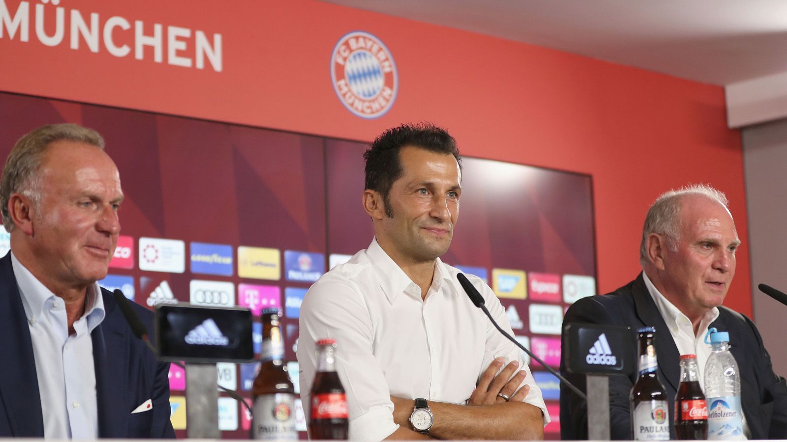 
                <strong>Bayern-Bosse hinter sich bringen</strong><br>
                Niko Kovac hatte von Beginn an einen schweren Stand im "Haifischbecken" an der Säbener Straße. Vor allem Vorstandsboss Karl-Heinz Rummenigge übte immer wieder Kritik am Kroaten. "Ich möchte zunächst einmal festhalten, dass Uli Hoeneß, Hasan Salihamidzic und ich gemeinsam und einvernehmlich mit Niko Kovac entschieden haben, die Zusammenarbeit zu beenden." Auch Sportdirektor Hasan Salihamidzic konnte sich nur selten klar zum Trainer positionieren. Sein einziger Führsprecher in der Chef-Etage war Uli Hoeneß. "Er war ein junger Coach, ohne vorher viel internationale Erfahrung gesammelt zu haben. Trotzdem hat er zwei Titel gewonnen und den Umbruch mit einem neuen Team vollzogen. Dass er das geschafft hat ist unglaublich", sagte der scheidende Aufsichtsratvorsitzende beispielsweise Ende September im Podcast "Planet Futbol".
              