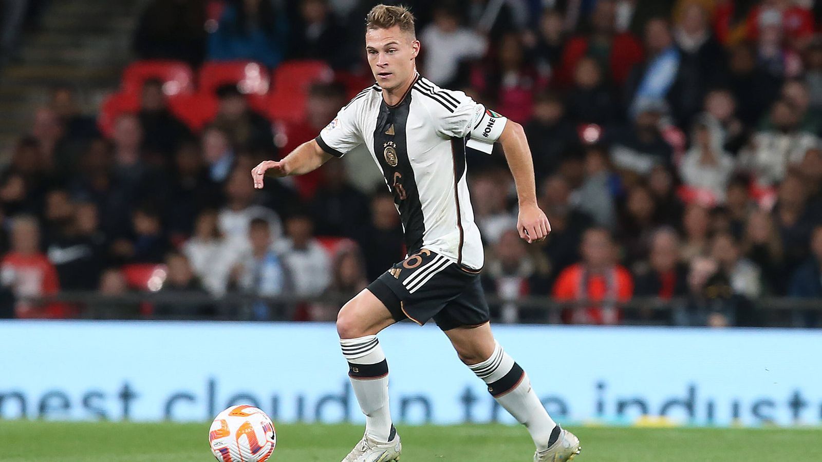 
                <strong>Joshua Kimmich</strong><br>
                &#x2022; Verein: FC Bayern München<br>&#x2022; Länderspiele: 70<br>&#x2022; Länderspieltore: 5<br>&#x2022; Bundesligaspiele: 214<br>
              