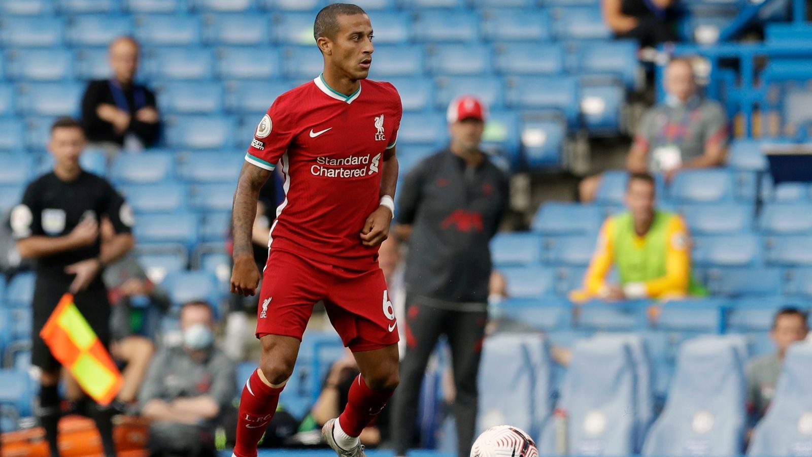 
                <strong>Thiago mit Pass-Rekord beim Liverpool-Debüt</strong><br>
                Am 2. Spieltag der Premier League feierte Liverpools Neuzugang Thiago sein Debüt für den amtierenden englischen Meister. Beim 2:0-Sieg bei Chelsea wurde der Spanier von Coach Jürgen Klopp nach der Pause eingewechselt und zeigte sich gleich wieder als jene Pass-Maschine, die er zuvor schon beim FC Bayern jahrelang war. Mit 75 erfolgreichen Pässen in nur einer Halbzeit stellte Thiago sofort zum Einstand einen neuen Premier-League-Rekord auf. (Quelle: optajoe/twitter)
              