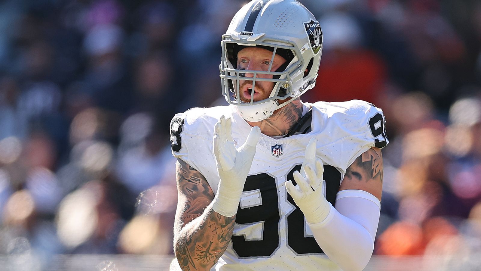 <strong>Las Vegas Raiders: Maxx Crosby</strong><br>Die kopflosen Raiders! Head Coach Josh McDaniels und General Manager Dave Ziegler wurden entlassen, Star-Receiver Davante Adams ist unzufrieden und Quarterback Jimmy Garoppolo schwach. Der einzige Fels in der Brandung ist Defensive End Crosbs mit 6,5 Sacks, einem Forced Fumble und einer Fumble Recovery sowie einem Sack, der zum Safety gegen die Patriots wurde.&nbsp;