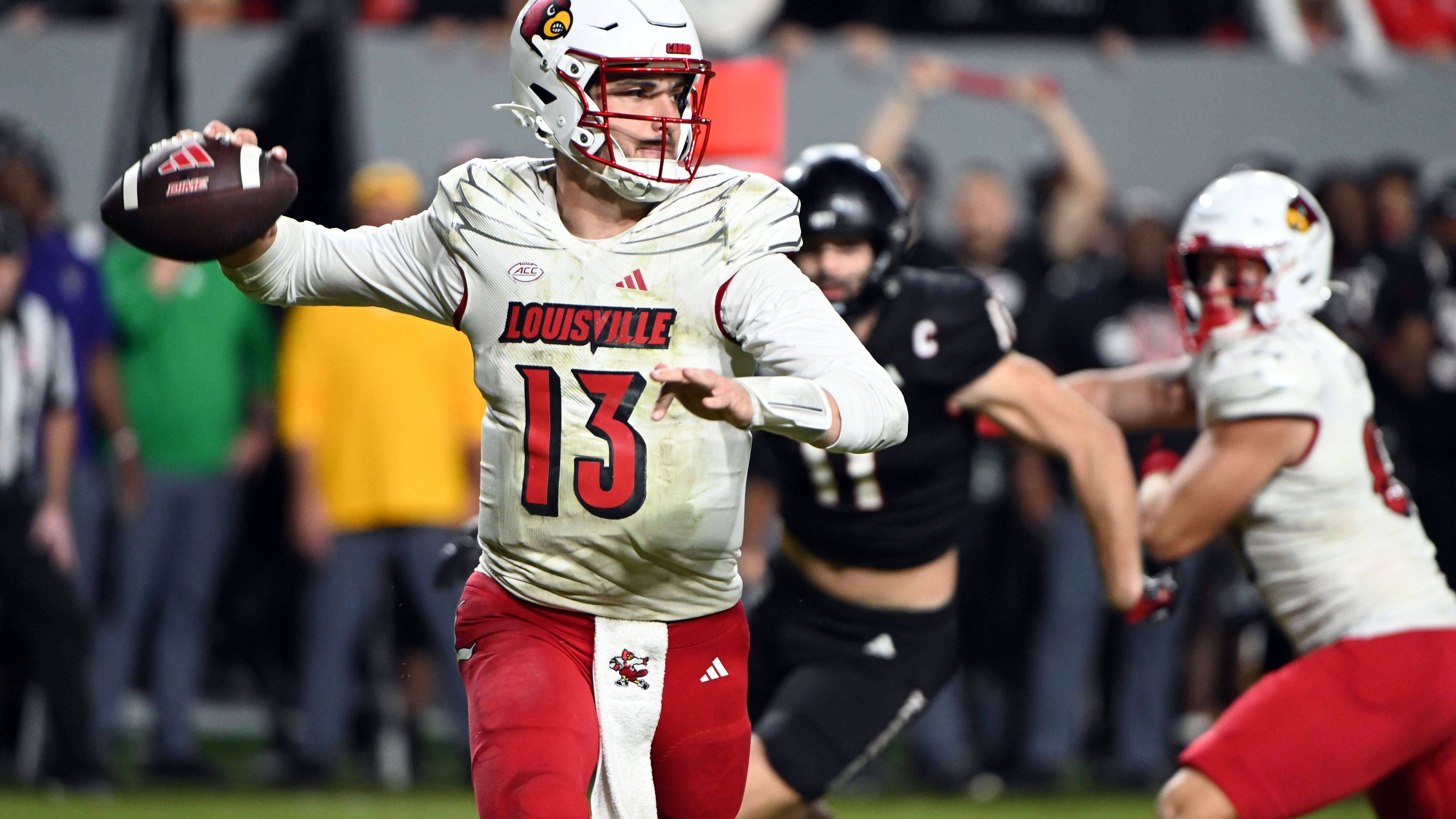 <strong>15. Louisville Cardinals (vorher Platz 9) 10-2</strong><br>Kein gutes Omen vor dem Championship Game: Louisville unterlag im letzten Spiel der Regular Season Kentucky mit 31:38. Am Samstag steht das Finale der ACC (Atlantic Coast Conference) gegen Florida State an.&nbsp;