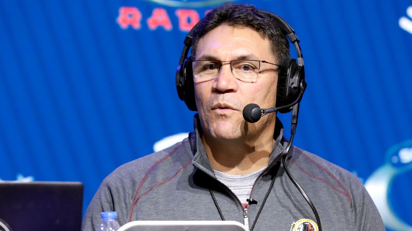 
                <strong>NFC East</strong><br>
                Die Washington Redskins verloren in der Saison 2019 13 Spiele und danach auch noch (absichtlich und absolut nachvollziehbar) ihren Namen. Als Washington Football Team werden sie 2020 versuchen, mit Head Coach Ron Rivera mehr als drei Siege in der NFC East zu holen. Kann das gelingen? Kann das Washington Football Team von "worst to first" springen?
              