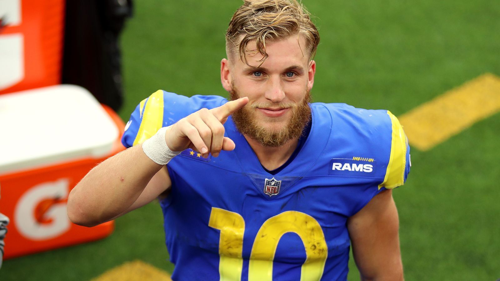 
                <strong>Gewinner: Cooper Kupp (Los Angeles Rams)</strong><br>
                Cooper Kupp führt die Liga an. In Receiving Yards, in Receptions, in Receiving Touchdowns, in Targets und auch bei der Anzahl der Receptions, die über 20 Yards einbrachten! 809 Yards und 9 Touchdowns kann Kupp nach nur sieben Spielen aufweisen. Zum Vergleich: Stefon Diggs kam 2017 bei den Vikings auf 849 Yards und 8 Touchdowns. In der kompletten Saison! Beim 28:17-Sieg gegen die Lions gelang Kupp sein viertes 100-Yards-Spiel der Saison. Plus zwei Touchdowns, versteht sich. In den anderen drei Spielen erzielte er übrigens 96, 92 und 64 Yards. Maschine!
              