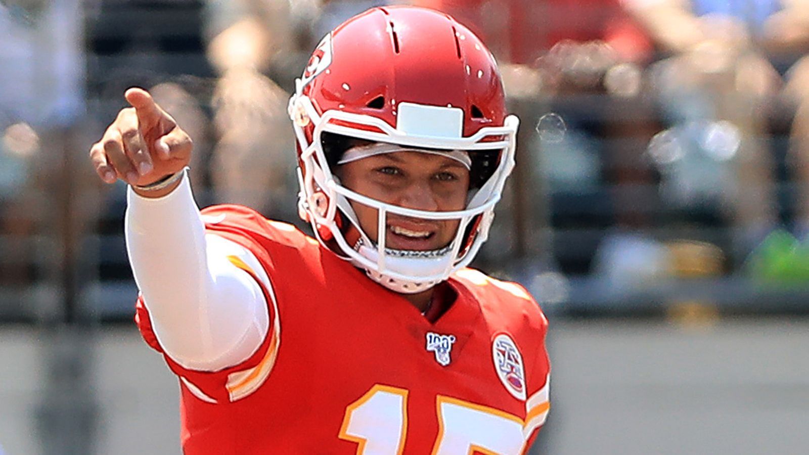 
                <strong>Quarterback: Patrick Mahomes </strong><br>
                MVP Patrick Mahomes macht da weiter, wo er in der letzten Saison aufgehört hat. Der Superstar der Kansas City Chiefs hatte beim souveränen 28:10-Sieg gegen die Oakland Raiders erneut ein goldenes Händchen und warf für 443 Yards. Mit seinen vier Touchdowns stellte er außerdem einen neuen NFL-Rekord auf. Zum siebten Mal in Folge warf er mindestens drei Touchdowns in einem fremden Stadion. Wer Mahomes als Kapitän aufgestellt hat, hat die beste Spieler-Wahl in dieser Woche getroffen - die Punktzahl der Kapitäne wird schließlich verdoppelt.  Gesamtpunktzahl: 39 (78)
              