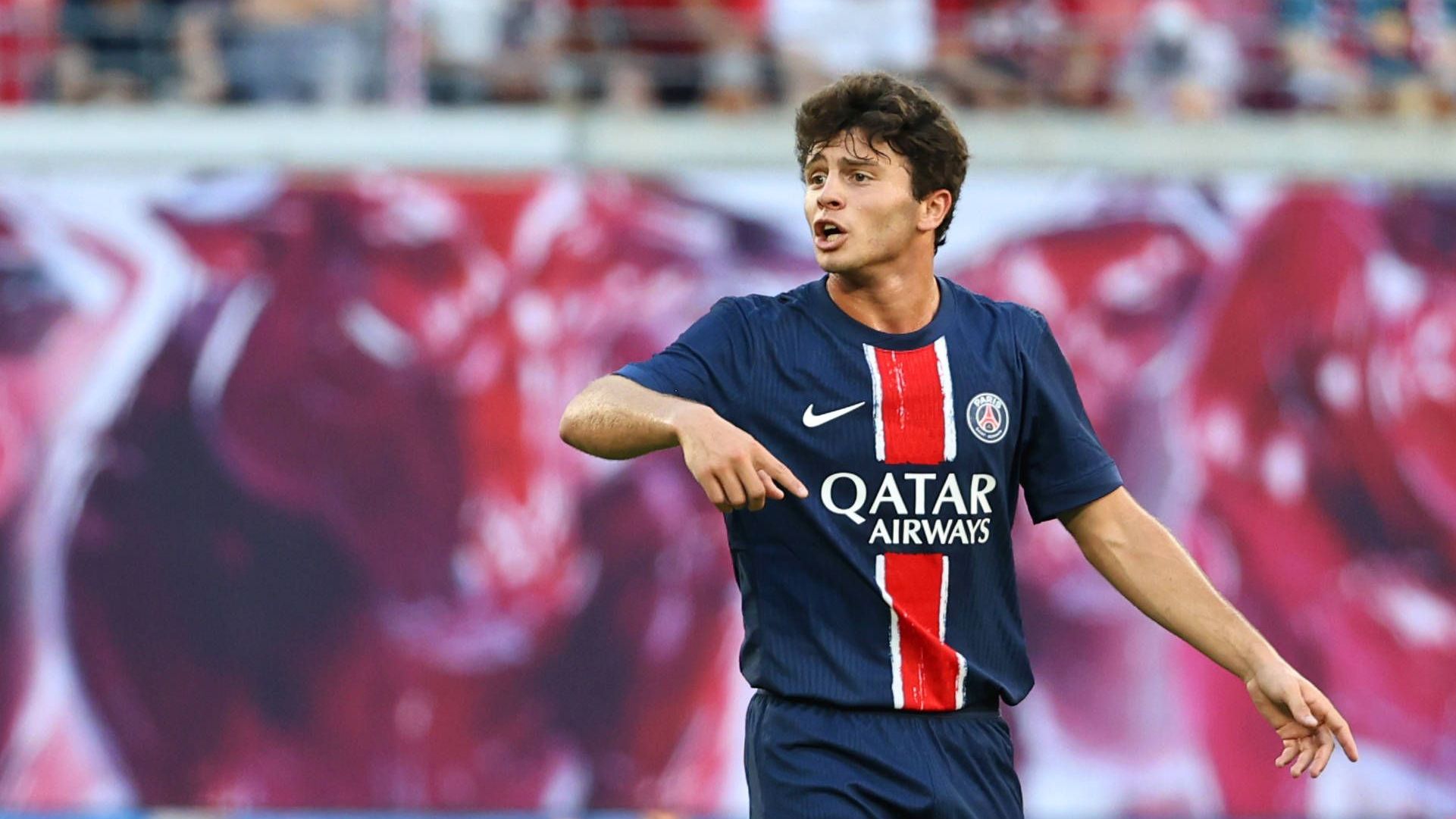 <strong>Paris Saint-Germain&nbsp;(Zugänge)<br></strong>Beim französischen Meister muss man noch vorsichtig mit einer Bewertung des Transferfensters sein. Denn: Einen Mbappe-Ersatz gibt es noch nicht. Wie man den zahlfreudigen Saudi-Boss Al Khelaifi kennt, wird es dabei aber nicht bleiben. Zuletzt verstärkte man die Innenverteidigung mit Eintracht-Leistungsträger William Pacho - auf der Sechs griff man mit 60 Millionen Euro Ablöse tief in die Tasche für Rohdiamant Joao Neves.