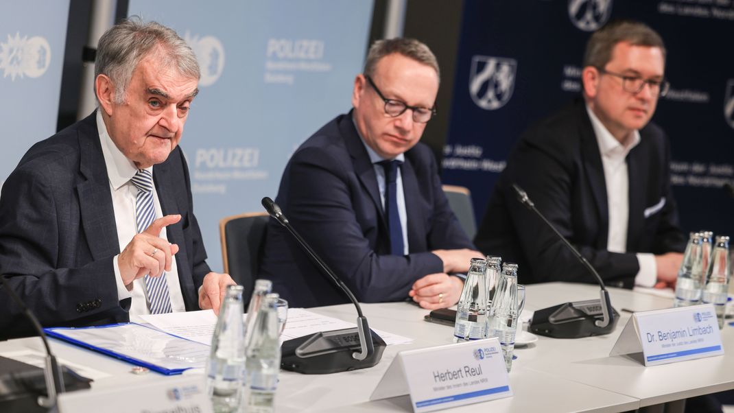 Herbert Reul (l., CDU), Innenminister von Nordrhein-Westfalen, Benjamin Limbach (M., Grüne), Justizminister Markus Hartmann, Leiter der Ansprechstelle Cybercrime, sprechen auf einer Pressekonferenz. Nach einem erfolgreichen Schlag gegen Kindesmissbrauch im Internet berichten die Ermittler der Zentral- und Ansprechstelle Cybercrime (ZAC) Duisburg über Details.