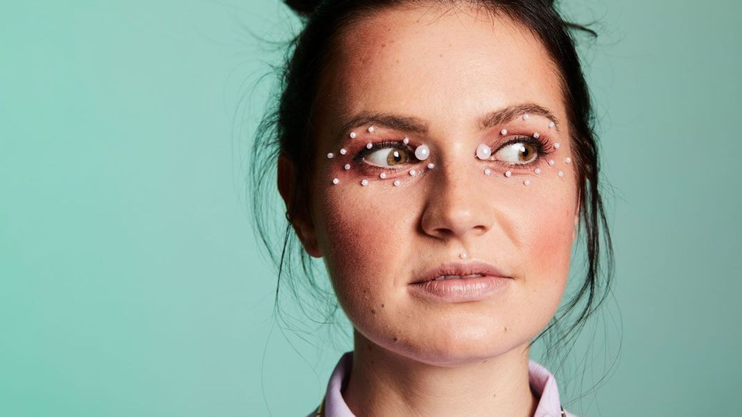 Mizellenwasser, ein paar Tropfen Kleber und eine schmuckvolle Perle – fertig ist das coole Augen-Make-up mit romantischem Touch.