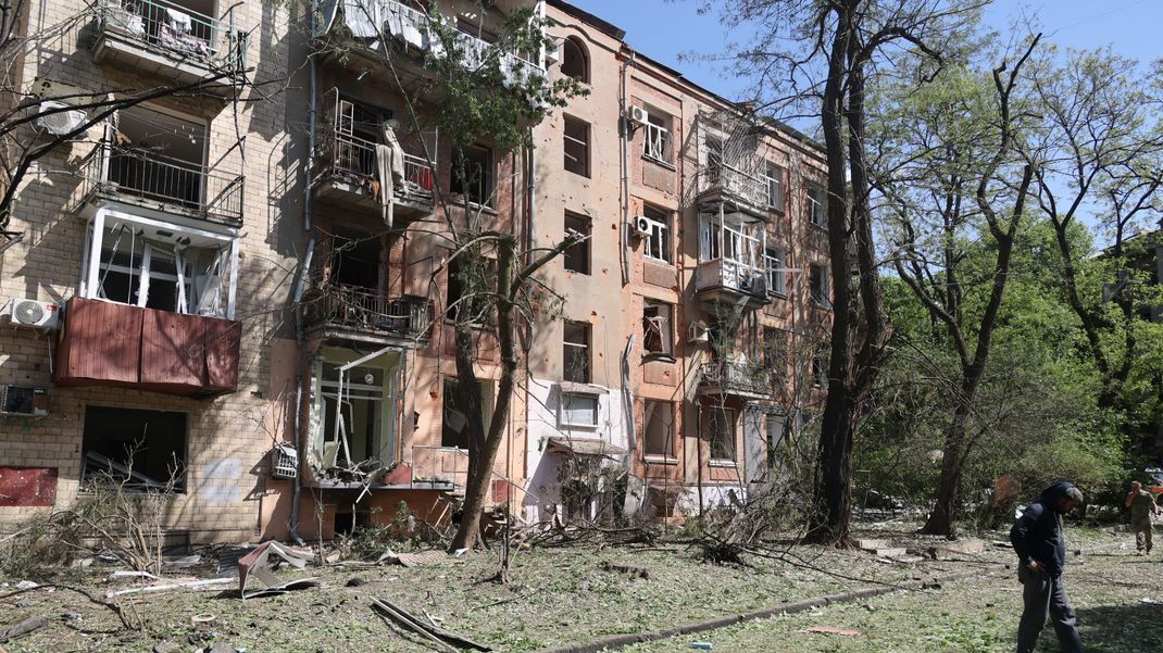 Ukraine, Charkiw: Ein durch russischen Beschuss beschädigtes Wohnhaus