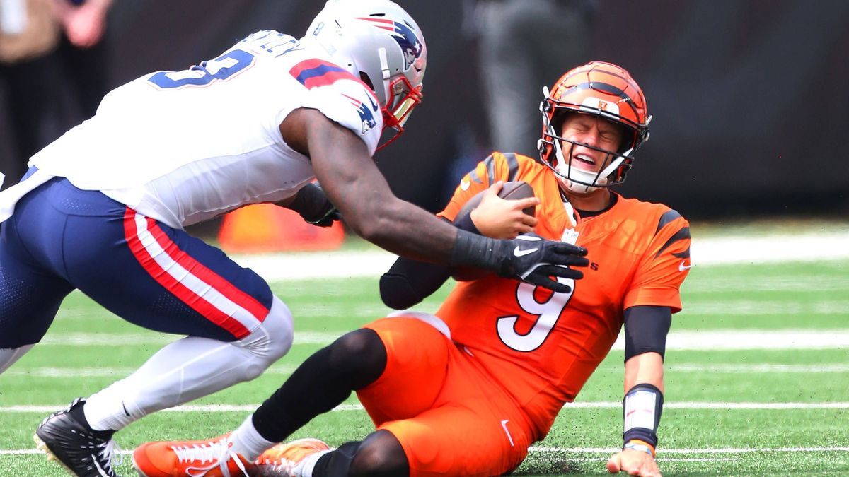 CINCINNATI, OH - SEPTEMBER 08 - Cincinnati Bengals quarterback Joe Burrow (9) slides as New England Patriots linebacker Ja Whaun Bentley (8) makes contact in a game between the New England Patriots...