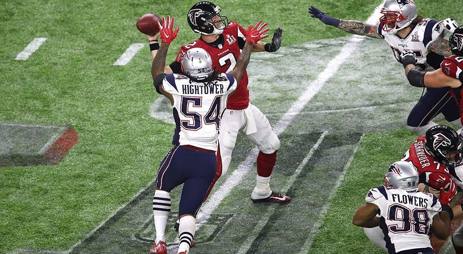 
                <strong>New England Patriots: Dont'a Hightower</strong><br>
                Nicht Tom Brady und auch nicht Julian Edelman sind für die New England Patriots unersetzbar, sondern Dont'a Hightower. Bereits 2014 rettet er sein Team im Super Bowl, als er Marshawn Lynch mit einer spektakulären Aktion kurz vor der Endzone zu Fall bringt. Malcolm Butlers berühmte Interception: Nur möglich durch Hightowers Einsatz. Auch im vergangenen Super Bowl hat der Defensiv-Star maßgeblichen Anteil am Sieg seines Teams, als er beim Stand von 12:28 Matt Ryan mit einem Strip Sack zu Boden wirft und so die Wende im Spiel herbeiführt.
              