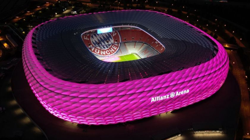 <strong>Zeichen für Brustkrebsvorsorge</strong><br>Als die Frauen des FC Bayern ihre Heimspiel-Premiere in der Bundesliga gegen Eintracht Frankfurt feierten, erstrahlte die Allianz Arena in Pink. Damit will der Verein ein Zeichen für Brustkrebsvorsorge setzen. Anlass war der Monat Oktober als "Breast Cancer Awareness Month".