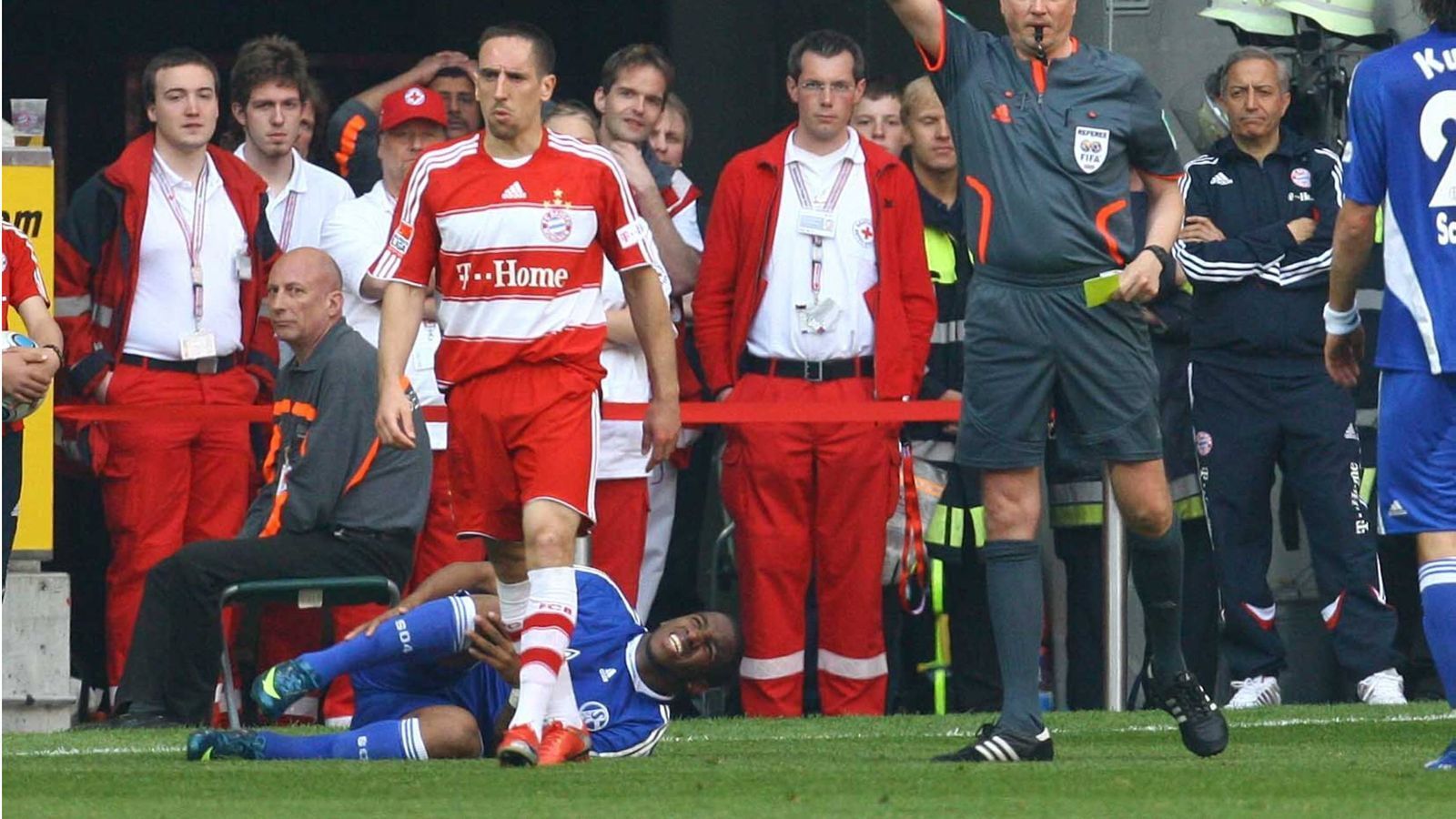 
                <strong>Ribery gegen Farfan (2009)</strong><br>
                2009 wurde Jefferson Farfan vom FC Schalke 04 zum Opfer, als Ribery vor lauter Frust - die Bayern lagen gegen die Königsblauen zurück - dem Peruaner von hinten in die Wade trat. Schiri Herbert Fandel schickte ihn mit Gelb-Rot frühzeitig zum Duschen.
              