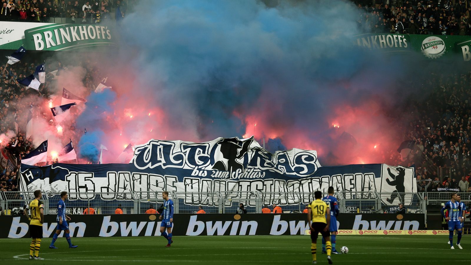 
                <strong>Ausschreitung im Hertha-Block bei Auswärtsspiel in Dortmund</strong><br>
                Vor und während des Bundesliga-Spiels zwischen Borussia Dortmund und Hertha BSC kommt es zu Ausschreitungen unter den Gäste-Fans aus Berlin. ran.de zeigt die Bilder der Randale aus dem Signal-Iduna-Park.
              