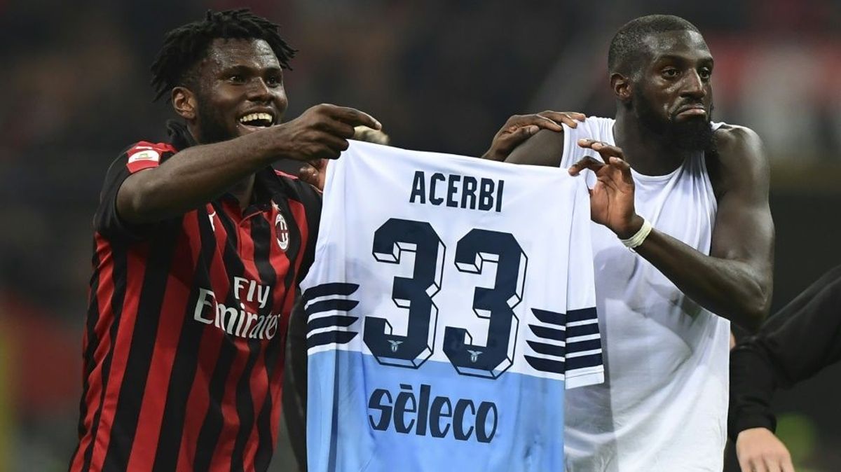 Bakayoko und Kessie mit dem Trikot von Francesco Acerbi