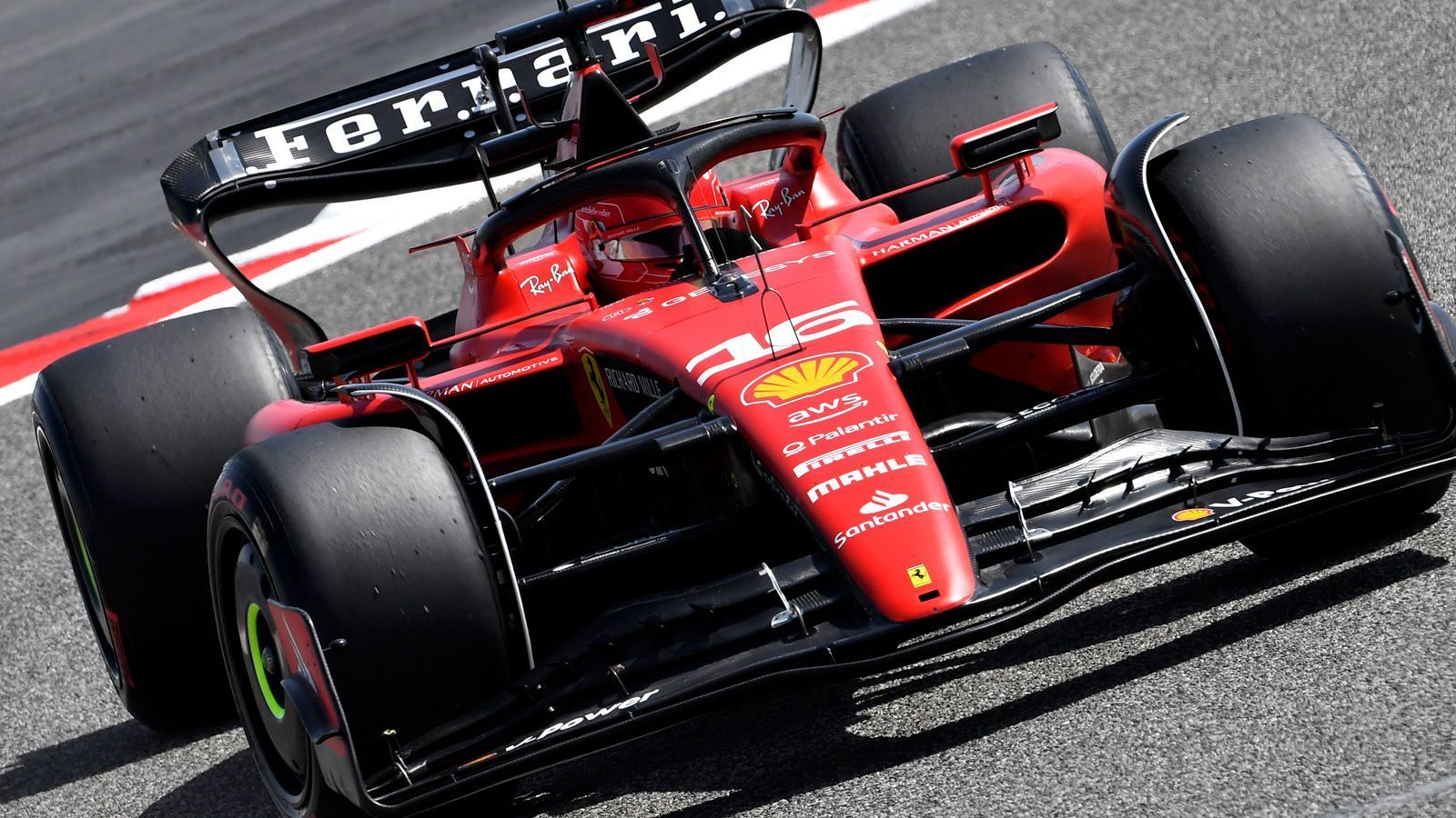 
                <strong>2. Ferrari</strong><br>
                So unterliefen dem Team teilweise unerklärliche Kommunikations- oder Strategiefehler. Auch die Piloten patzten. Passt das Gesamtpaket endlich, kann Ferrari Red Bull angreifen. Es sei denn, man schlägt sich mal wieder selbst. Doch die Hoffnungen ruhen auf Vasseur, der innerhalb des Teams bereits personelle Veränderungen vorgenommen hat. "Es ist noch sehr früh, aber ich kann sagen, dass er sich schnell eingelebt hat. Er hat das Team gleich verstanden und das ist bei einer so großen Mannschaft wie Ferrari nicht selbstverständlich", sagte Charles Leclerc: "Ich bin mir sicher, dass er sich gut anstellen wird. Er ist sehr gut darin, die Positionen mit den richtigen Menschen zu besetzen, um das Beste aus der Mannschaft herauszuholen."
              