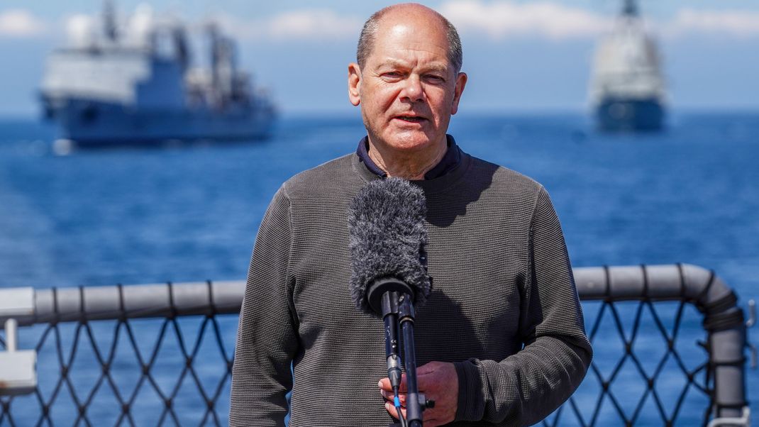 Kanzler Scholz auf der Marine-Fregatte "Mecklenburg-Vorpommern"