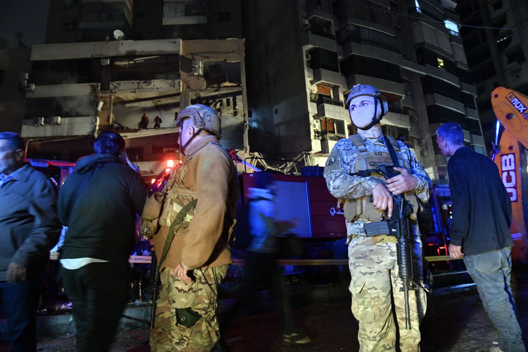 Polizisten in Beirut sichern einen Tatort nach einer Explosion, bei der ranghohe Hamas-Mitglieder getötet worden sein sollen.