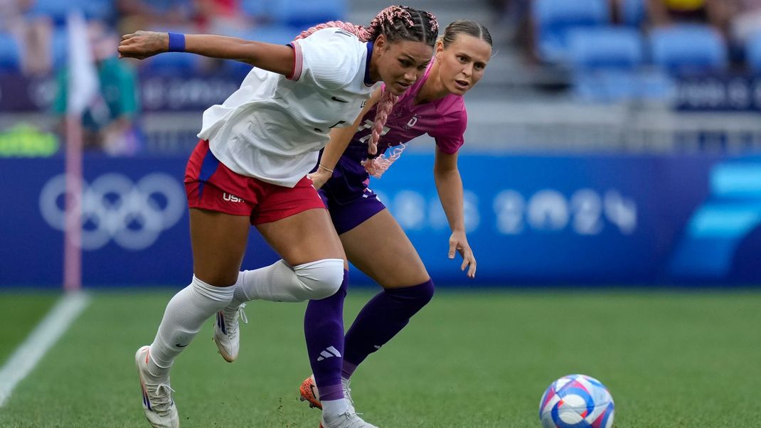 6. August 2024, Frankreich, Olympia, Fußball, Frauen, K.-o.-Runde, Halbfinale, USA - Deutschland: Deutschlands Klara Bühl (rechts) spielt gegen Trinity Rodman aus den USA.