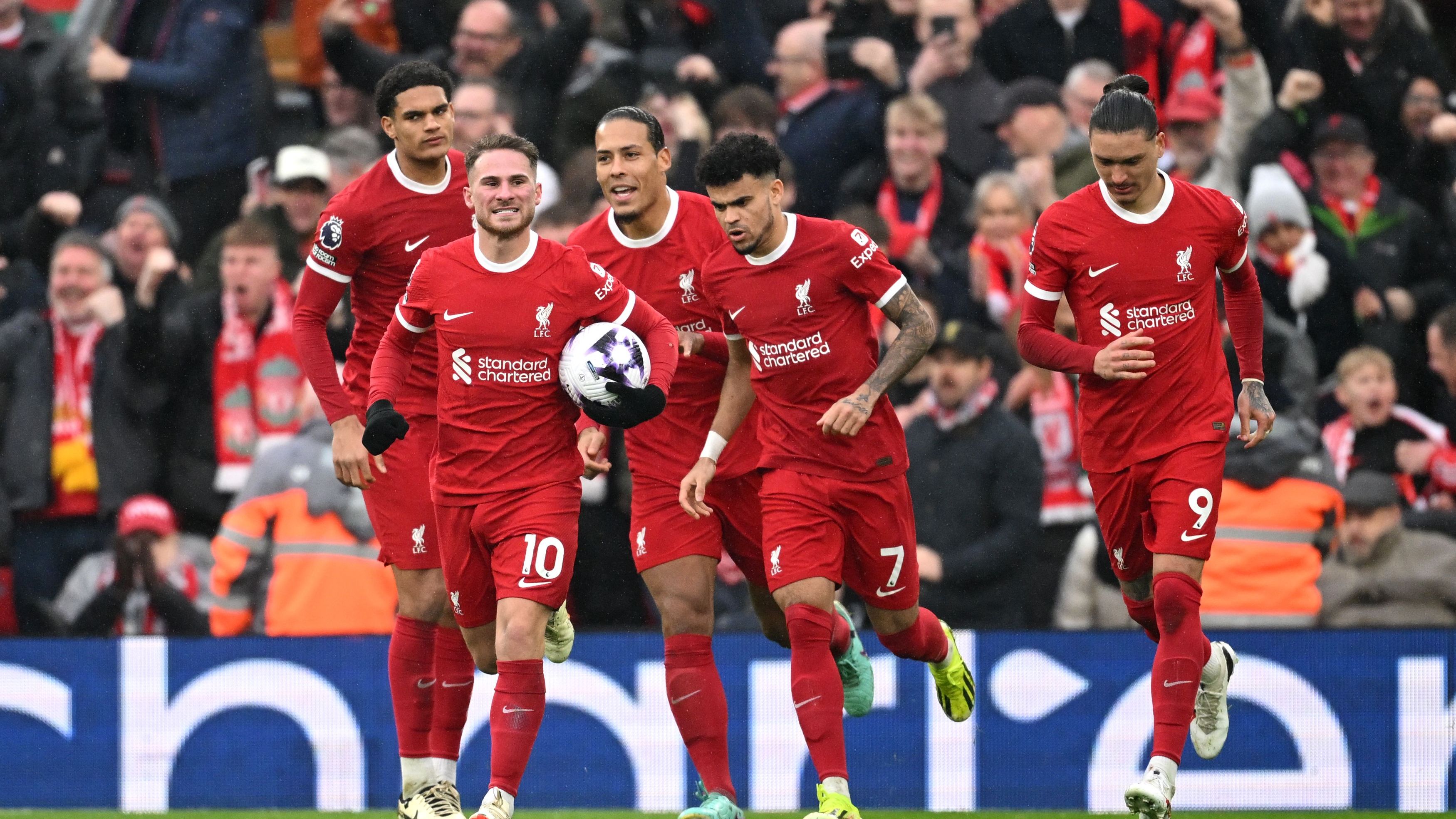 <strong>Einzelkritik: Noten zum PL-Kracher FC Liverpool gegen Manchester City</strong><br>Im Topspiel des 28. Spieltags der Premier League empfängt der FC Liverpool den großen Rivalen Manchester City. In einem hochklassigen Spiel trennen sich die beiden Teams mit 1:1. <strong><em>ran</em></strong> benotet beide Mannschaften.