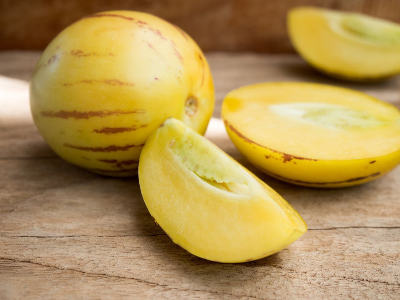 Die Pepino heißt auch Birnenmelone. Tatsächlich erinnert der süße Geschmack auch an die namensgebenden Früchte.