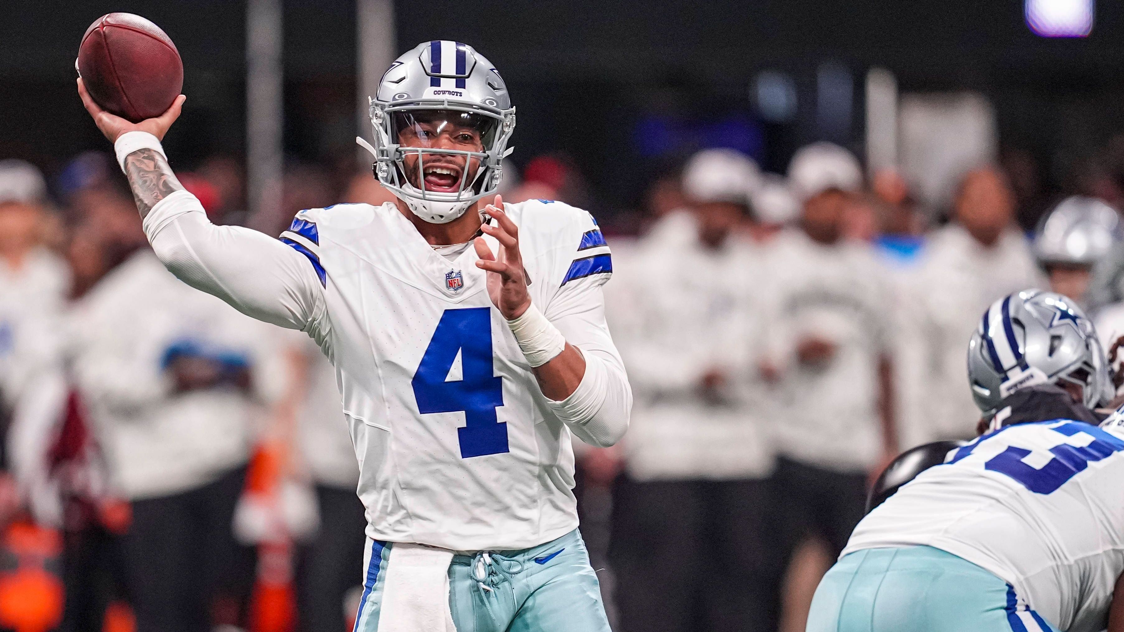 <strong>Dak Prescott (Dallas Cowboys)</strong><br>Hiobsbotschaft für die Dallas Cowboys. Laut "NFL Network" ist die Oberschenkelverletzung von Dak Prescott, die er sich in Woche neun im Spiel gegen die Atlanta Falcons zuzog, schlimmer als zunächst befürchtet. So wird der Spielmacher wohl mehrere Wochen ausfallen. Die Franchise soll bereits darüber nachdenken, den Spielmacher auf die Injured-Reserve-Liste zu setzen.