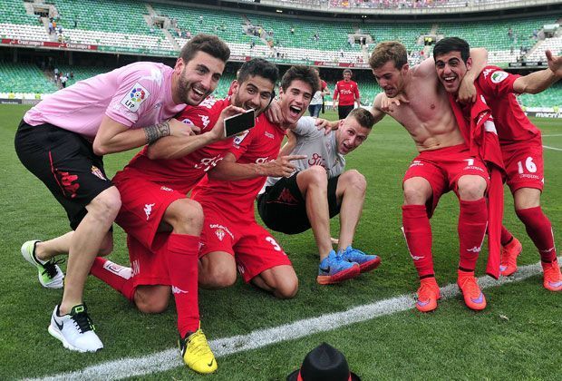 
                <strong>Gijon</strong><br>
                Hinter Betis schaffte Gijon den direkten Aufstieg ins Oberhaus. Ausgerechnet bei Meister Betis holte das Team die entscheidenden Punkte Aufstieg. Mit dem Ex-Barca-Profi Abelardo übernahm der Aufstiegstrainer erst Anfang Mai 2015 das Amt.
              