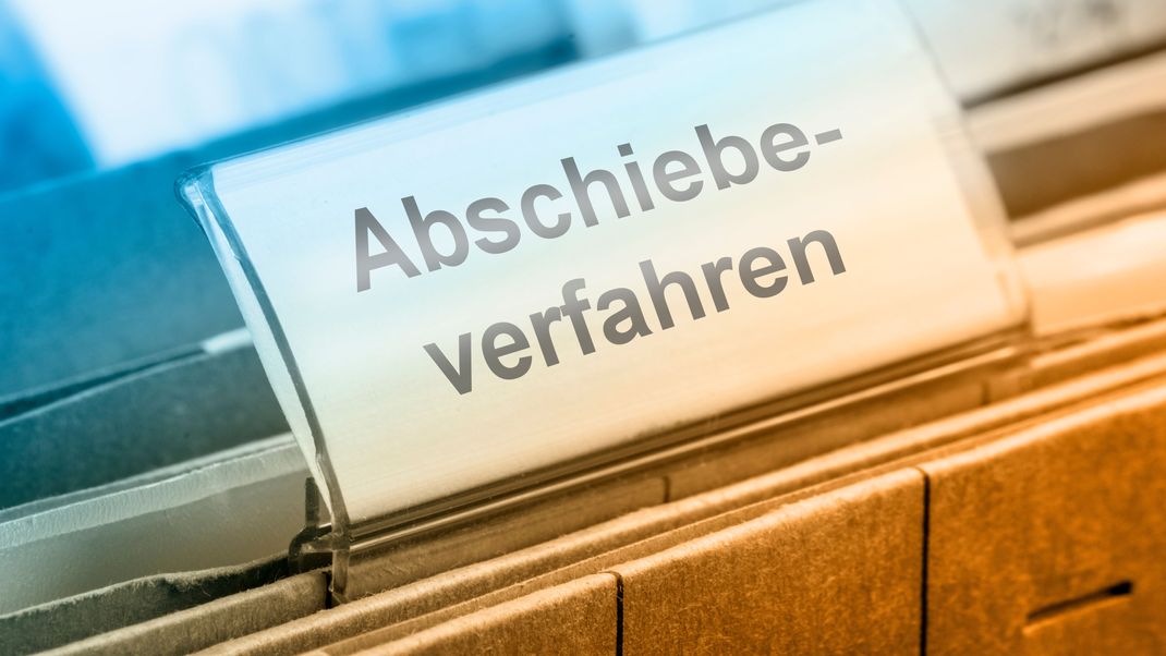 Knapp vier Jahre nach einer Vergewaltigung an einem neunjährigen Mädchen wurde der Täter per Privatflug abgeschoben. (Symbolbild)