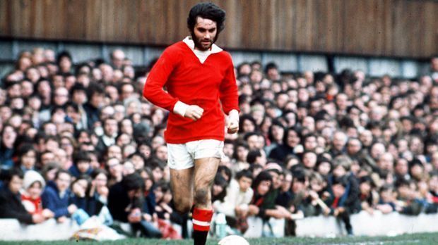 
                <strong>George Best</strong><br>
                Der Mythos um die Nummer 7 bei Manchester United nahm den Ursprung in den 60er und 70er Jahren, als George Best das Trikot trug. Der Nordire galt als einer der besten, wenn nicht der beste Linksaußen seiner Zeit. Best führte ManUnited 1968 zum Europapokalsieg der Landesmeister und wurde im selben Jahr zu Europas Fußballer des Jahres gewählt. Durch seinen extravaganten Lebensstil ein Medienstar, lernte Best auch die Schattenseiten des Geschäfts kennen. Schon bevor er United 1974 verließ, verfiel er dem Alkohol. Nach seinem Tod mit nur 59 Jahren im Jahr 2005 blieb den Fans ein legendäres Best-Zitat im Gedächtnis. "Ich habe viel Geld für Alkohol, Frauen und schnelle Autos ausgegeben, den Rest habe ich einfach verprasst". Bei seinem Begräbnis in Belfast verabschiedeten sich 100.000 Menschen von der United-Legende.
              