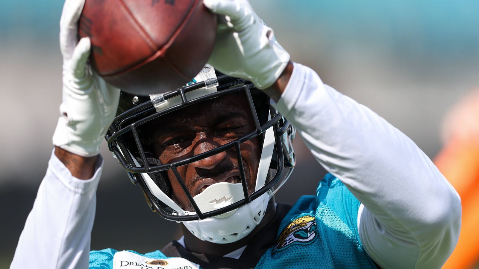 
                <strong>PLATZ 18: Calvin Ridley - Wide Receiver der Jacksonville Jaguars </strong><br>
                Ridley wurde von der NFL wegen eines Wettskandals in der Saison 2021 für die gesamte Saison 2022 gesperrt. Der Receiver hatte zugegeben, Wetten in Höhe von 1.500 Dollar auf das Geschehen in der NFL abgeschlossen zu haben. Sein Antrag auf Wiedereinstellung wurde im März bewilligt. Seine beste Saison erlebte Ridley 2020, als er für die Falcons 90 Pässe für 1.374 Yards und neun Touchdowns fing. Nun darf er in Jacksonville auf die Pässe von Top-QB Trevor Lawrence hoffen. (Wettquote: +3500)
              