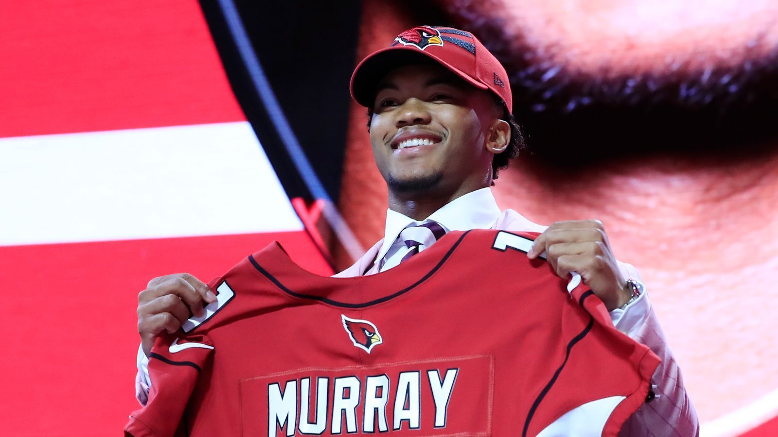 
                <strong>1. Pick - Arizona Cardinals: QB Kyler Murray (Oklahoma)</strong><br>
                Vertrag unterschriebenSigning Bonus: 23.589.924 DollarGesamtgehalt: 35.158.645 Dollar
              