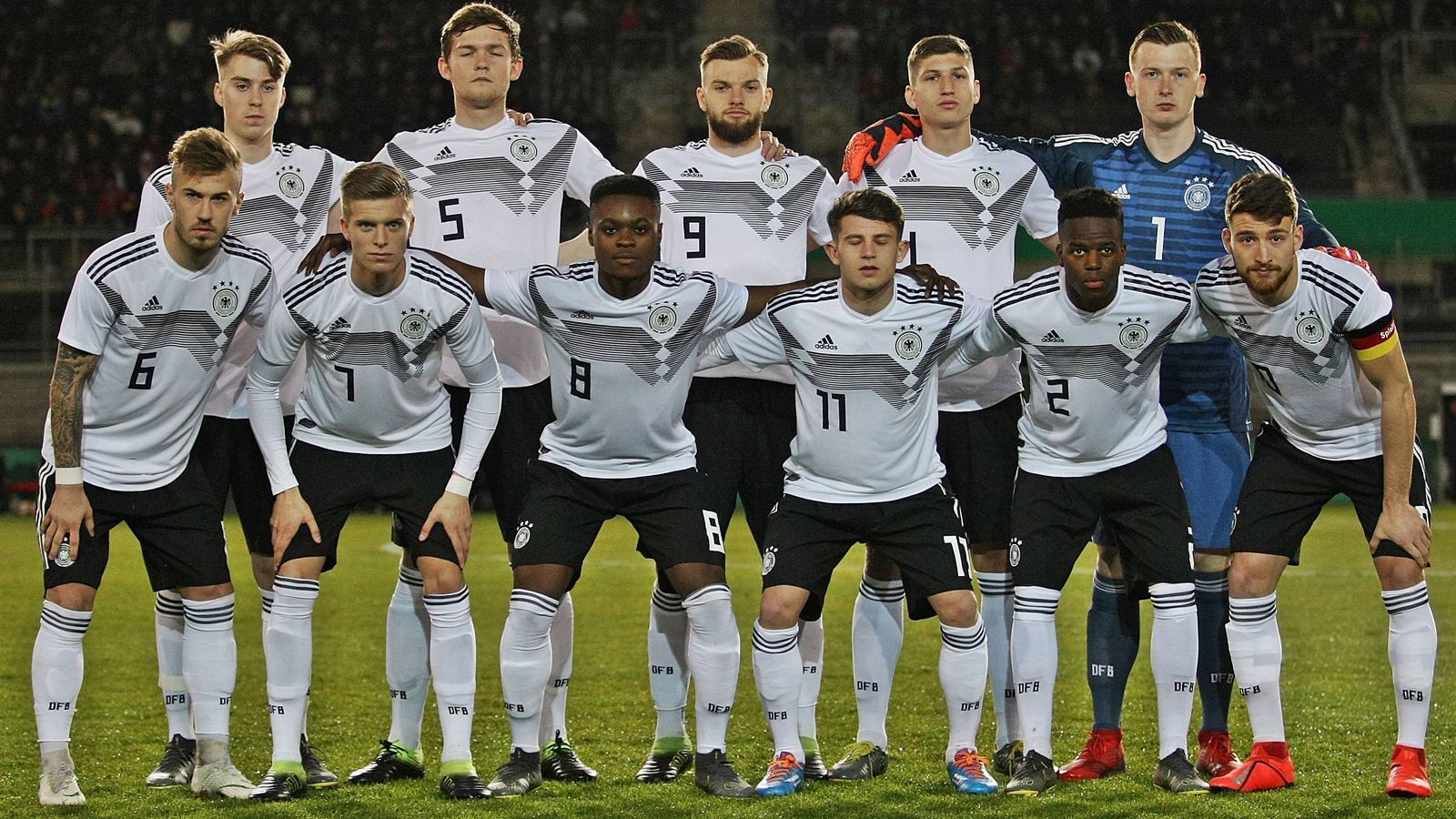 
                <strong>Die U21 der Zukunft</strong><br>
                Die U21-Nationalmannschaft begeistert Fußball-Deutschland. Sonntagabend (20:45 Uhr, im Liveticker auf ran.de) bestreitet die junge DFB-Auswahl das Finale gegen Spanien. Nach dem Turnier beginnt im September schon wieder die Qualifikation für die EM 2021 in Ungarn und Slowenien (ran.de und ProSieben MAXX übertragen ab September die Qualifikationsspiele der U21 live). Die Mannschaft wird dann allerdings eine andere sein. Lediglich Spieler, die am oder nach dem 1. Januar 1998 geboren sind, dürfen an der Qualifikationsphase und der EM teilnehmen. ran.de verrät, wie die U21 der Zukunft aussehen könnte.  
              