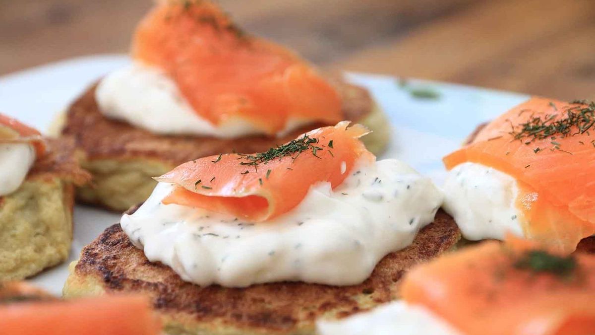 Galettes mit saurer Sahne und Räucherfisch