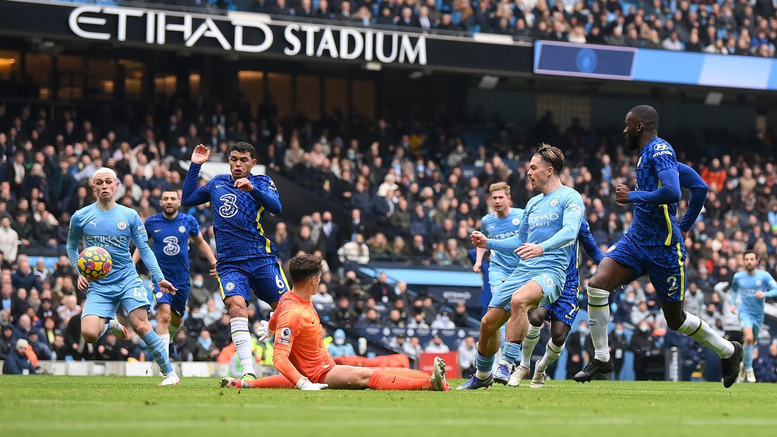 
                <strong>Grealish mit der ersten Topchance - Kepa hält</strong><br>
                Obwohl ManCity spielerisch im ersten Durchgang dominierte, dauerte es bis kurz vor die Halbzeitpause, ehe Grealish die erste Topchance für sein Team hatte. Der Neuzugang von Aston Villa scheiterte im Eins gegen Eins an Kepa, verpasste somit die zu diesem Zeitpunkt bereits verdiente Führung für die Gastgeber. 
              