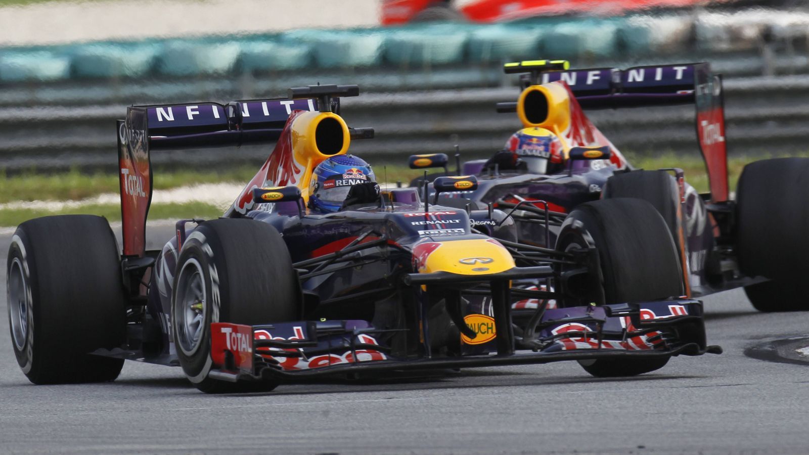 
                <strong>Sepang International Circuit, Malaysia</strong><br>
                Unterdessen prüft auch Malaysia seine Möglichkeiten für eine potenzielle Rückkehr in den Formel-1-Kalender, wie die "Jakarta Post" berichtet. Es wäre ein Event, auf das sich wohl viele Fans freuen dürften, da es aufgrund des anspruchsvollen Kurses meist weit oben auf der Favoritenliste der Zuschauer stand. Legendär war unter anderem der Schlagabtausch der beiden früheren Red-Bull-Teamkollegen Mark Webber und Sebastian Vettel im Jahr 2013. Der Heppenheimer überholte dabei den in Führung liegenden Australier und fuhr zum Sieg, obwohl es die interne Team-Anordnung gab, die Positionen zu halten. Ein Comeback des malaysischen Grand Prix scheint zwar frühestens in zwei bis drei Jahren realistisch, würde aber wohl viele spannende Rennen versprechen.
              