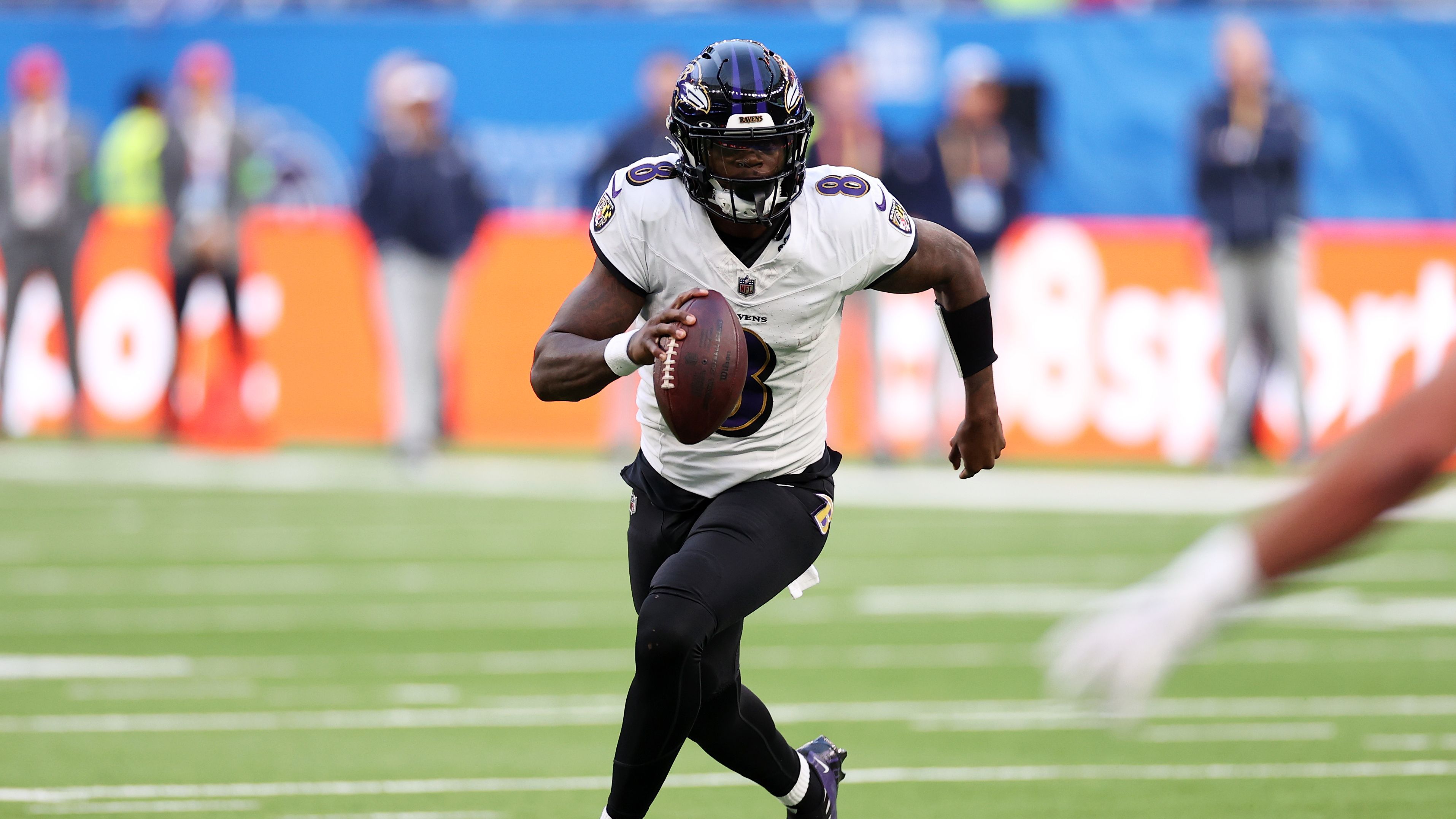 <strong>Lamar Jackson</strong><br>Im Flag Football ist Athletik nochmal wichtiger als in der NFL. Jackson ist vermutlich der beste dual-threat Quarterback der Liga und wäre damit ein idealer Kandidat für seine Position.