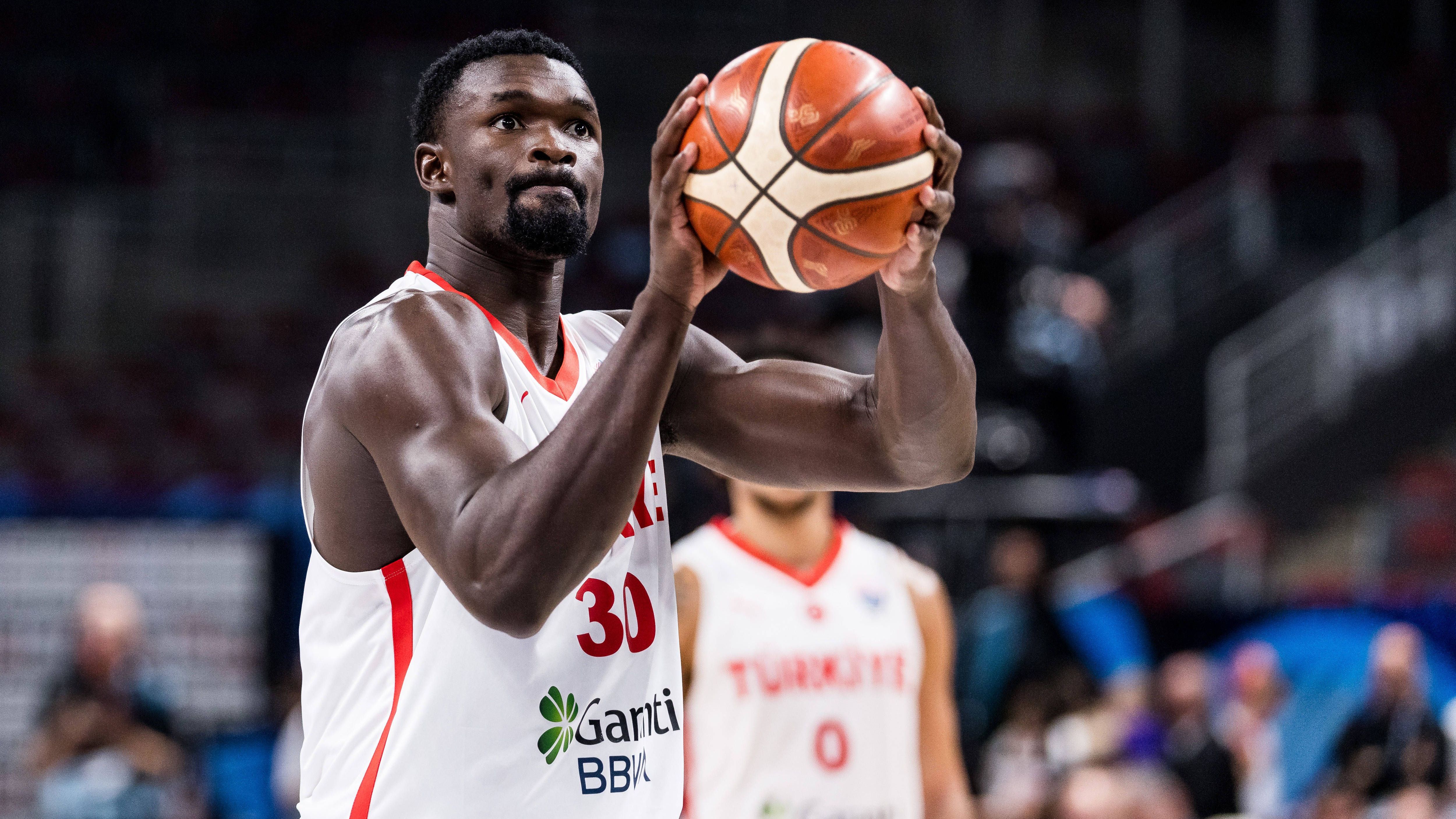 <strong>Adem Bona</strong><br><strong>Größe:</strong>&nbsp;2,06 Meter<br><strong>Position:</strong> Power Forward<br><strong>Alter:</strong> 22&nbsp;<br><strong>Verein: </strong>Philadelphia 76ers (USA)<br><strong>Stats bei der EM:</strong> 4,8 Punkte, 0,3 Assists, 2,3 Rebounds<br><strong>Beste&nbsp;Regular Season&nbsp;seiner Karriere:</strong> 2024/25 bei Philadelphia 76ers (USA) mit 5,8 Punkten, 0,5 Assists und 4,2 Rebounds<br><strong>NBA-Erfahrung:</strong> 58 Spiele für die Philadelphia 76ers