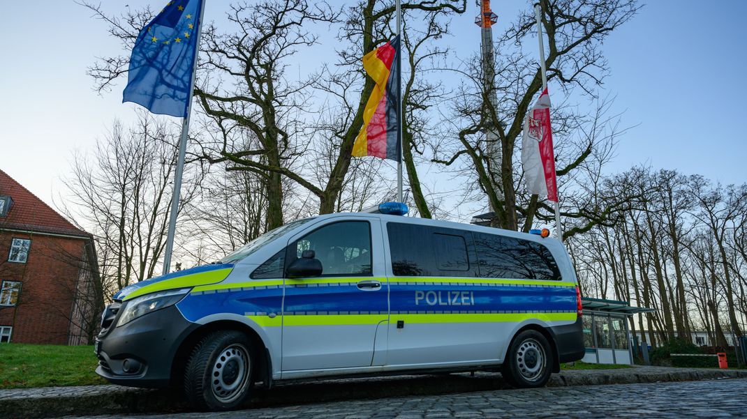 Flaggen auf Halbmast, nachdem ein Polizist während eines Einsatzes von einem Auto erfasst und getötet wurde.