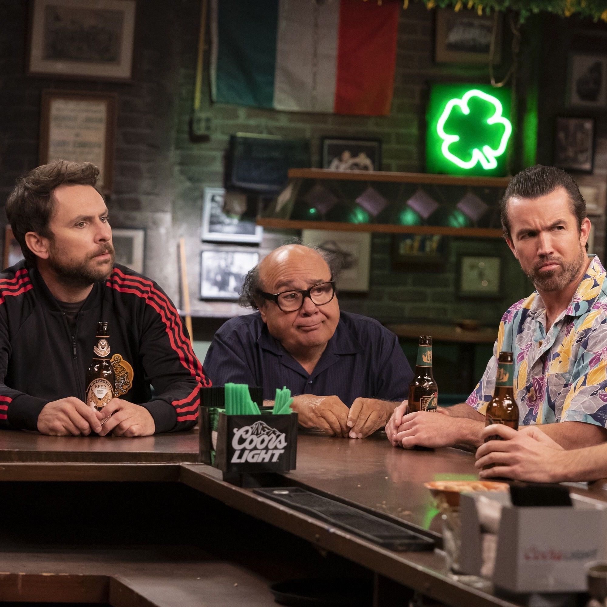 Charlie Day, Danny Devito, Rob McElhenney und Glenn Howerton spielen in der Serie Freunde mit gewissen Differenzen.