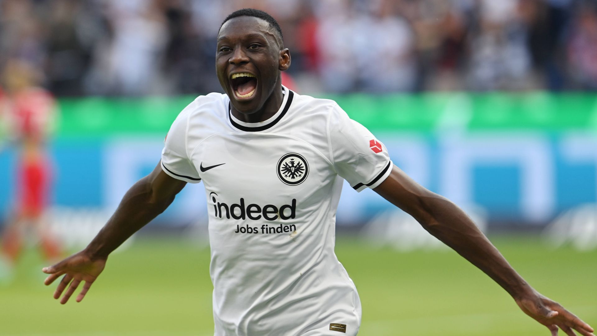 <strong>Randal Kolo Muani (Eintracht Frankfurt)</strong><br>
                Lange wurde über eine Wechsel von Randal Kolo Muani zum FC Bayern München spekuliert. Doch während sich die Bayern-Bosse voll auf die Verpflichtung Harry Kane konzentriert haben, scheint Paris St. Germain eine Einigung mit dem jungen Franzosen erzielt zu haben.