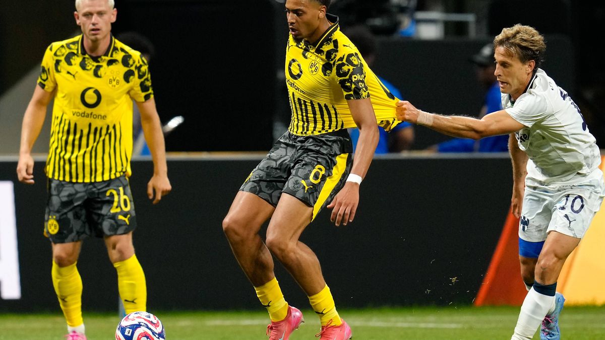 Sergio Canales (CF Monterrey, 10) halt das Trikot von Felix Nmecha (Borussia Dortmund, 8), waehrend Julian Ryerson (Borussia Dortmund, 26) zusieht USA, Borussia Dortmund vs CF Monterrey, FIFA Club ...