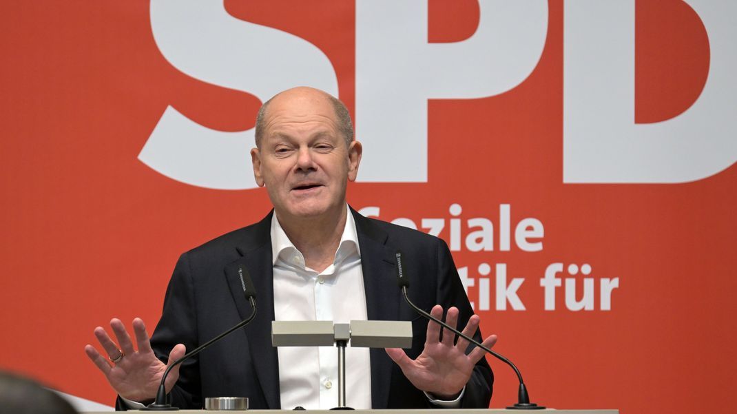 Bundeskanzler Olaf Scholz (SPD) spricht als Kandidat bei der Wahlkreisdelegiertenkonferenz zur Aufstellung der SPD-Wahlkreiskandidaten seines Bundestagswahlkreises in Potsdam vor Parteimitgliedern. Olaf Scholz ist in seiner Funktion als Bundestagsabgeordneter in seinem Wahlkreises unterwegs.