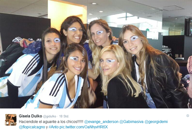 
                <strong>Die argentinischen Spielerfrauen</strong><br>
                Die argentinischen Spielerfrauen hoffen auf den Finaleinzug ihrer Mannschaft. Unten links Antonella Roccuzzo, die Ehefrau von Lionel Messi.
              
