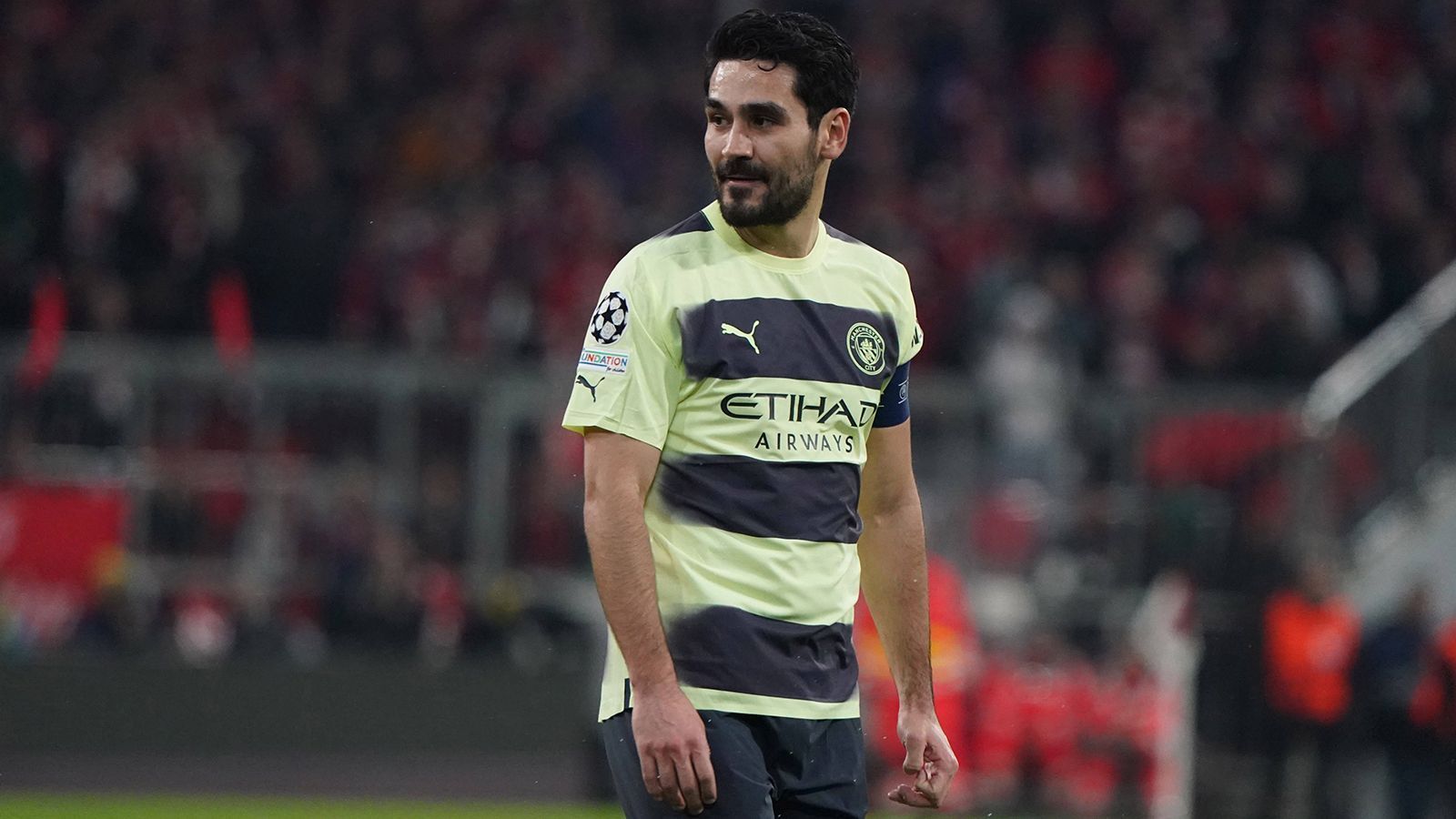 
                <strong>Mittelfeld: Ilkay Gündogan</strong><br>
                Ein herber Verlust steht Manchester City bevor: Ilkay Gündogan ist Schlüsselspieler, verlängerter Arm von Pep Guardiola und Kapitän - und steht offenbar dennoch vor einem alösefreien Abgang im Sommer. Den deutschen Nationalspieler zieht es offenbar zum FC Barcelona, wo er demnach schon immer einmal hinwollte. Klappt es mit einem Transfer, ist davon auszugehen, dass der 32-Jährige als Mittelfeldanker gesetzt wäre.
              